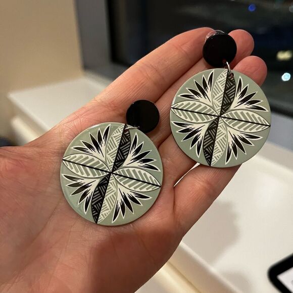 Bohemian Style Handmade Acrylic Tropical Flower Round Earrings - Picture 9 of 12